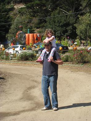 zoe-and-daddy-at-pumpkin-patch.JPG