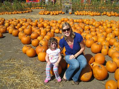 zoe-and-mommy-at-pumpkin-patch.JPG