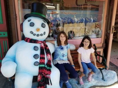 girls-with-snowman